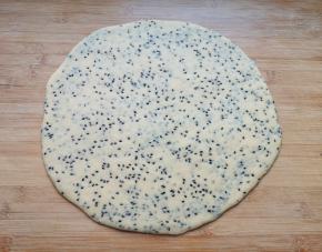 擀成薄薄的一张大面片。