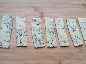 切成长方形的小片。