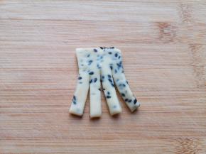 将小面片对折，开口朝上，下面均匀的切成四份（也可以是六份）。