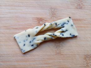 从切开的中间把一头翻出来，整一下形，一个麻叶就做好了。