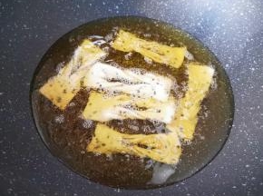 锅内倒多一些调和油烧至7成热，下入做好的麻叶。