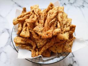 盘子里铺上厨房用纸，放上炸好的麻叶吸一下多余的油。