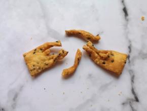 咸香酥脆，一碰就碎。