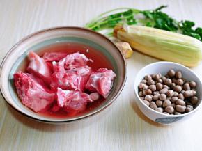 准备食材，买回来的汤骨温水洗干净，再用冷水浸泡，将血水泡出。