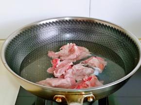 汤骨焯水:  冷水下锅大火烧开，煮2-3分钟，捞出用温水冲洗干净。