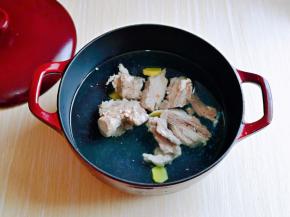 汤骨加入珐琅锅中，加入切好的姜片。