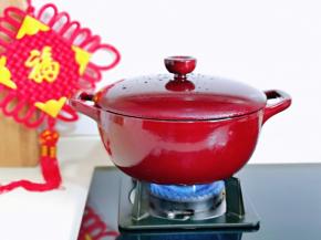 盖上盖子，上煤气大火烧开。