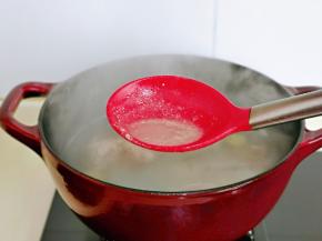 烧开后打开盖子，撇出浮沫。