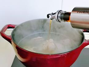 再加入料酒，盖上盖子，小火慢炖30分钟。