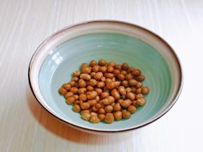 利用这时间将山药豆清洗干净，冷水反复冲洗，再泡10分钟。