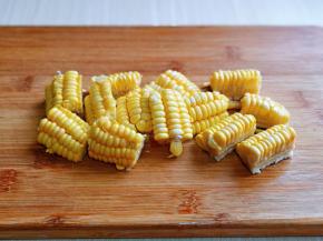 甜玉米洗干净，再切小段，胡萝卜去皮切菱形块，放旁边备用。