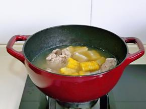 30分钟后汤已渐浓，加入切好的玉米，再熬20分钟。