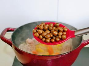 20分钟后加入洗干净的山药豆，煮6分钟。