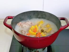 最后加入切好的胡萝卜，按个人口味加入盐，再煮8分钟关火，焖5分钟，打开盖子，撒上香菜，借助余温烫熟即可。