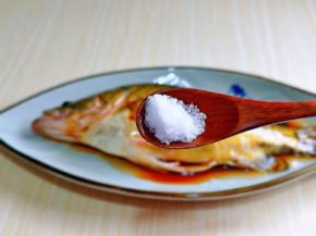 再按个人口味加入盐，两面都撒上盐，包括鱼肚子里面。