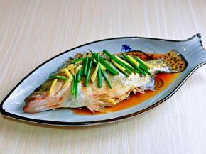 再摆放上切好的葱段与姜丝。