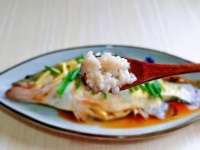 最后加入酒酿，鱼肚子里面也加入一小勺。