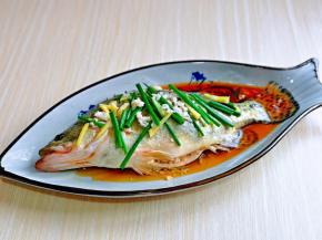 盖上保鲜膜，腌制15分钟。