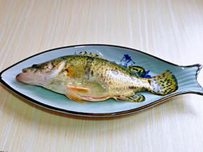 杀好的鱼洗干净，放入盘中。