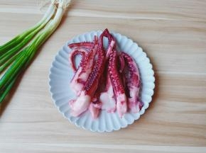 鱿鱼须下锅焯水两分钟。