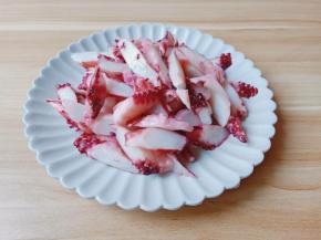 鱿鱼须切着切片。