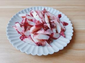 鱿鱼须切着切片。