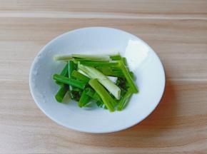 小葱切寸断。