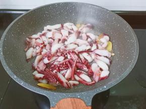 锅内倒油加一点郫县豆瓣酱炒出红油下入鱿鱼须。