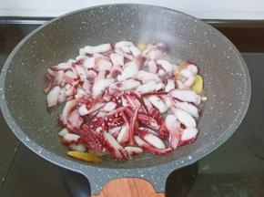 锅内倒油加一点郫县豆瓣酱炒出红油下入鱿鱼须。