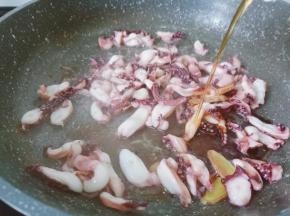 爆炒到鱿鱼须打卷加料酒去腥。