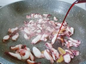 加一点生抽调色。