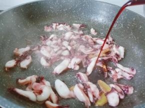 加一点生抽调色。