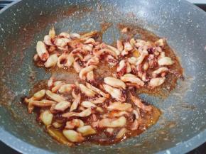 大火将调味料翻炒均匀。