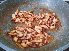 大火将调味料翻炒均匀。