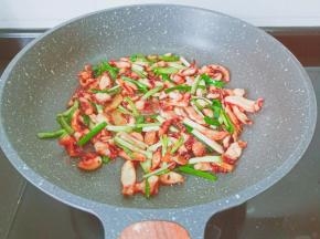 起锅前加入小葱煸炒关火成盘。