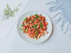 鱿鱼须吃起来嫩香脆口有嚼劲。