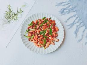 鱿鱼须吃起来嫩香脆口有嚼劲。