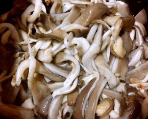 腌制好的平菇把盐水攥出来用清水冲洗干净沥干水分备用