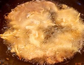 平菇都漂浮于表面两面炸至金黄即可出锅