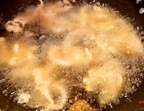 锅中倒入适量油加热至7成热依次放入平菇大火炸起来