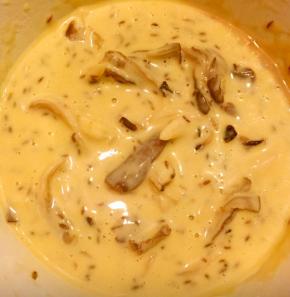 平菇放入面糊中均匀的裹上薄薄一层的面糊，一次性不要放太多平菇容易出水影响面糊哦