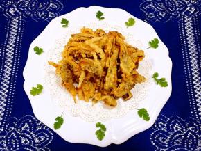 香酥孜然平菇装入容器中用香菜做装饰瞬间颜值爆表