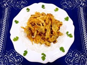 香酥孜然平菇装入容器中用香菜做装饰瞬间颜值爆表