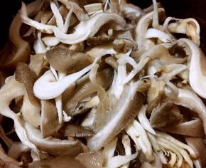 平菇上面撒上盐用手轻轻搓揉一会腌制十分钟