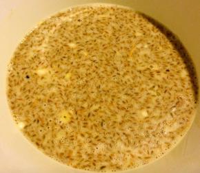 用先前攥出来的平菇水和适量啤酒再滴几滴油搅拌均匀