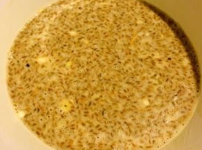 用先前攥出来的平菇水和适量啤酒再滴几滴油搅拌均匀