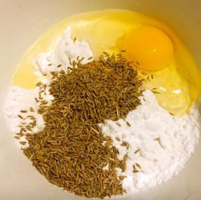 面粉、淀粉、孜然、糖、鸡蛋放入容器中