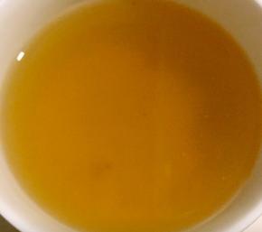 这就是腌制平菇攥出来的水份稍后会有大用处