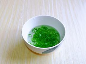 利用这时间，准备葱花，小葱叶用手撕成丝，放入冷水碗中，浸泡自然卷起，这样特别好看。