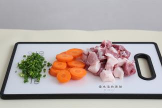 将猪肉，胡萝卜清洗干净，大致切成块状，香葱切碎。